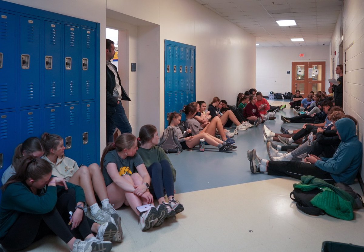 Sharin’ the Gospel one snack at a time!!
We have the opportunity to share “The Four” with many teams across the high school. Last week, we brought Snickers and the Good News to Indoor Track! 
#fca #thefour