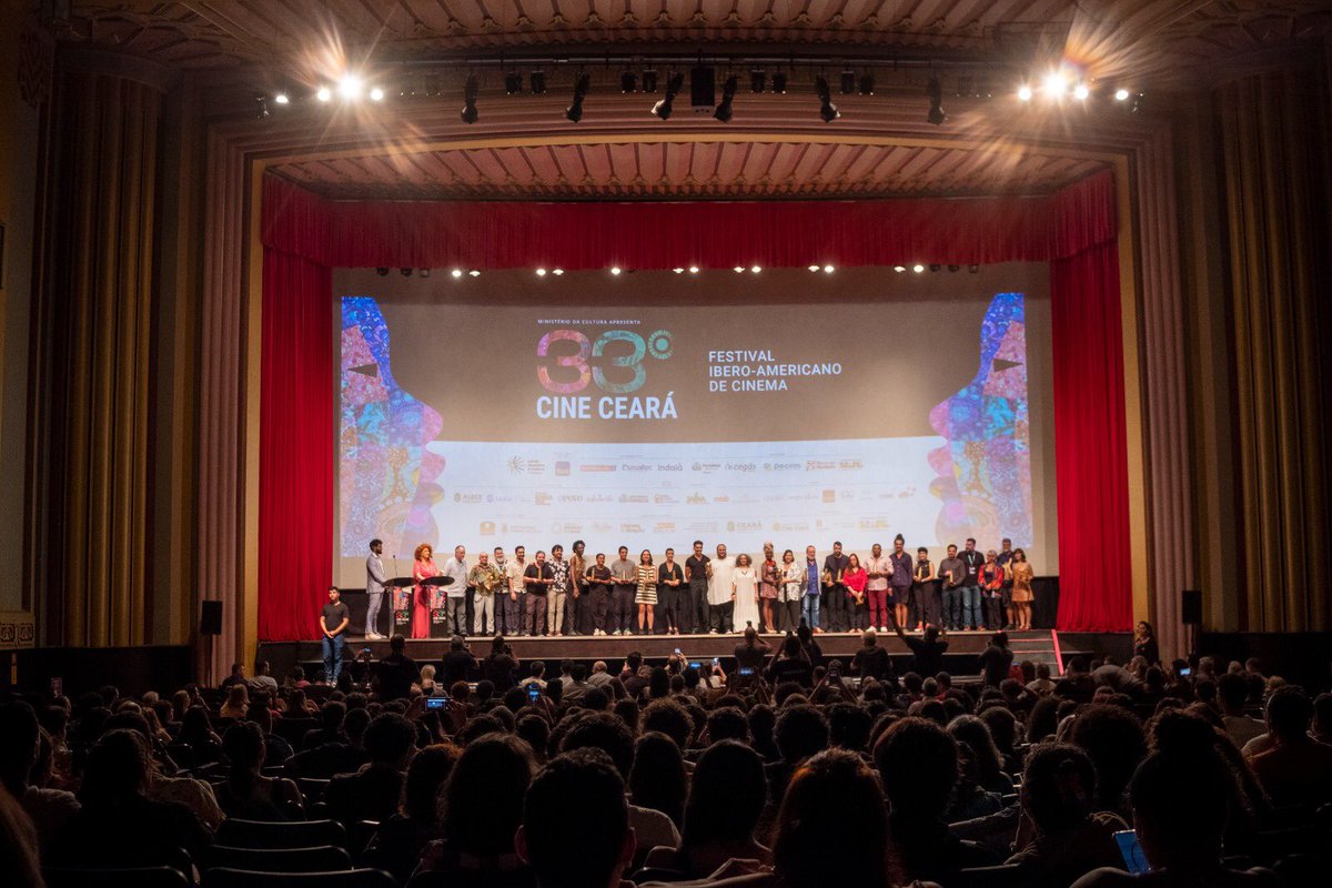 cocaisfilmes's tweet photo. A co-produção que deu certo! Voa, urubu. 🎉 https://t.co/oRoiYtTT5K