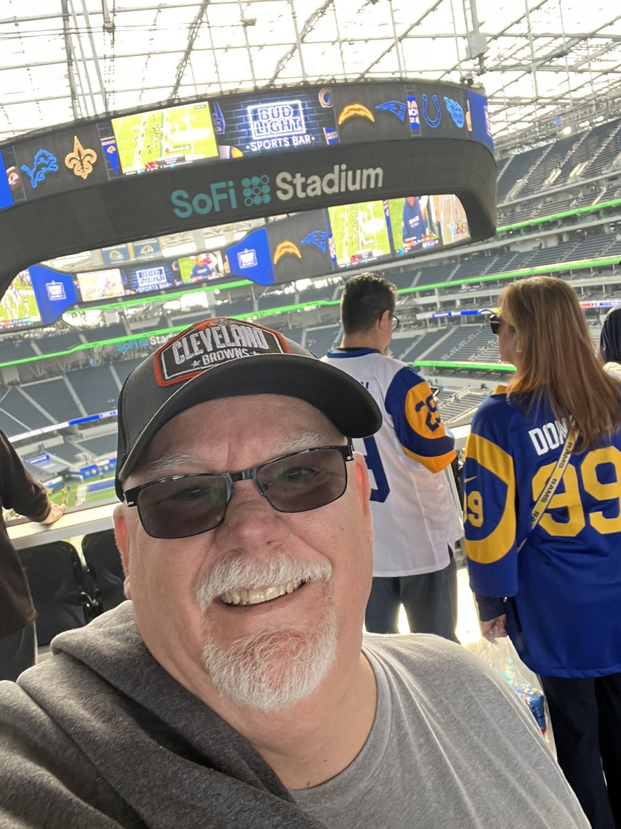 JCMHomestyle's tweet photo. Had a great time at SoFi. One thing could have made it better. Came in from Sacramento for the fun. Met great Vacjers of MY TEAM!!!  #browns https://t.co/mf3p9GfAJz