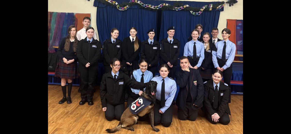 This evening @PBaloo and I met this brilliant group of @EssexPoliceUK #PoliceCadets in #Orsett 
They were all very smartly turned out and loved meeting Baloo, hearing about her resilience & her role as a #wellbeingdog 💙
@OscarKiloNine 
@OscarKiloUK