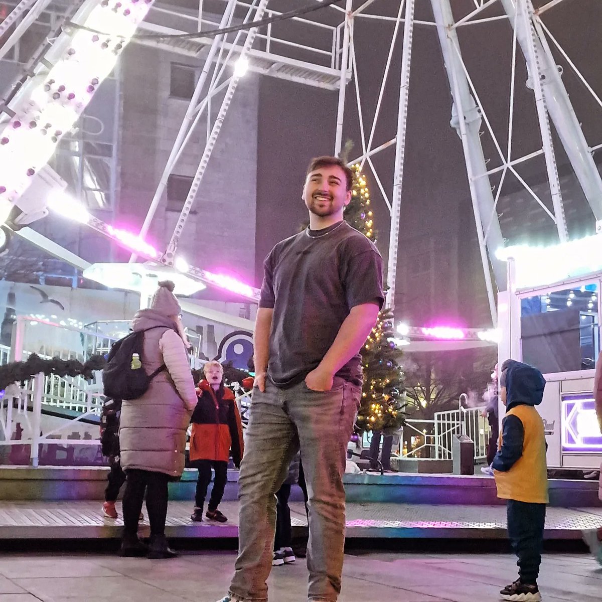 ShadowFox1731's tweet photo. Little posing session at the Christmas Market 🎄 https://t.co/ENrNm8evru