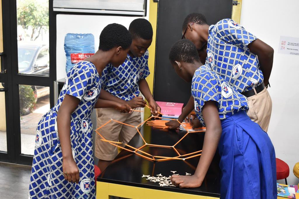 UNICEFGhana's tweet image. Science is best learned when practised. Yet, many schools don&apos;t have science labs.

@UNICEFStartups alumnus, @Dext_Tech, is helping children to use #ScienceSet to practically learn and solve science problems.

60,000 children from 300 schools have benefited from this initiative.
