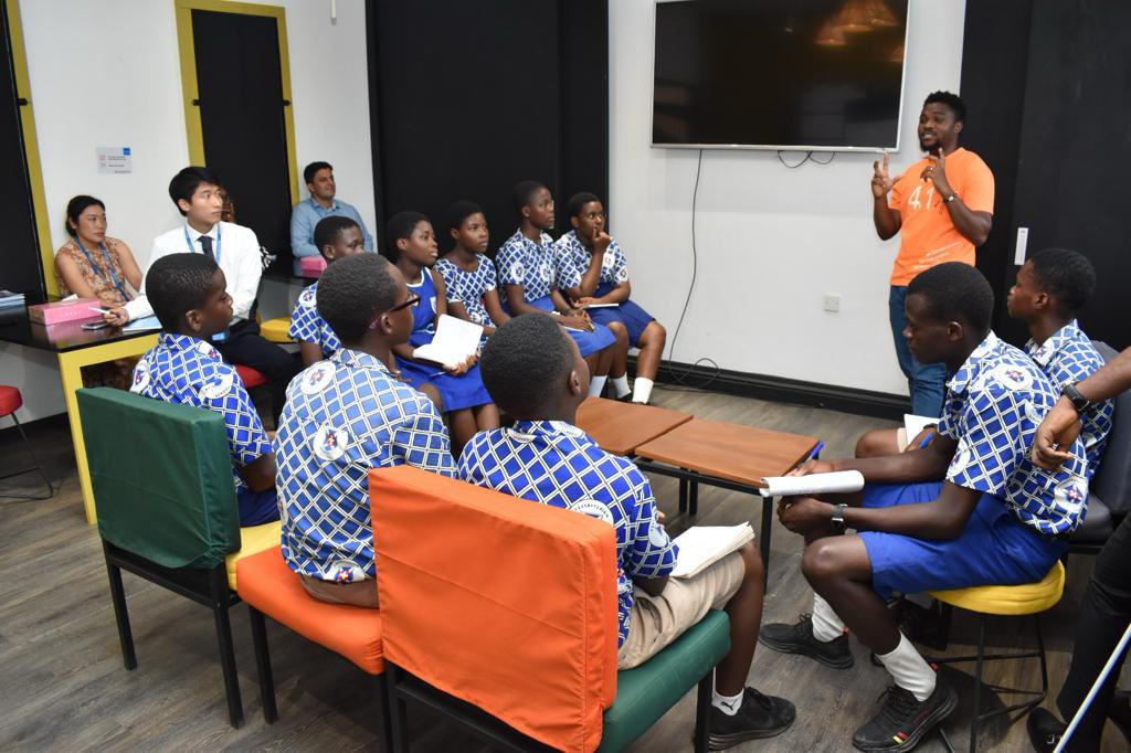 UNICEFGhana's tweet image. Science is best learned when practised. Yet, many schools don&apos;t have science labs.

@UNICEFStartups alumnus, @Dext_Tech, is helping children to use #ScienceSet to practically learn and solve science problems.

60,000 children from 300 schools have benefited from this initiative.