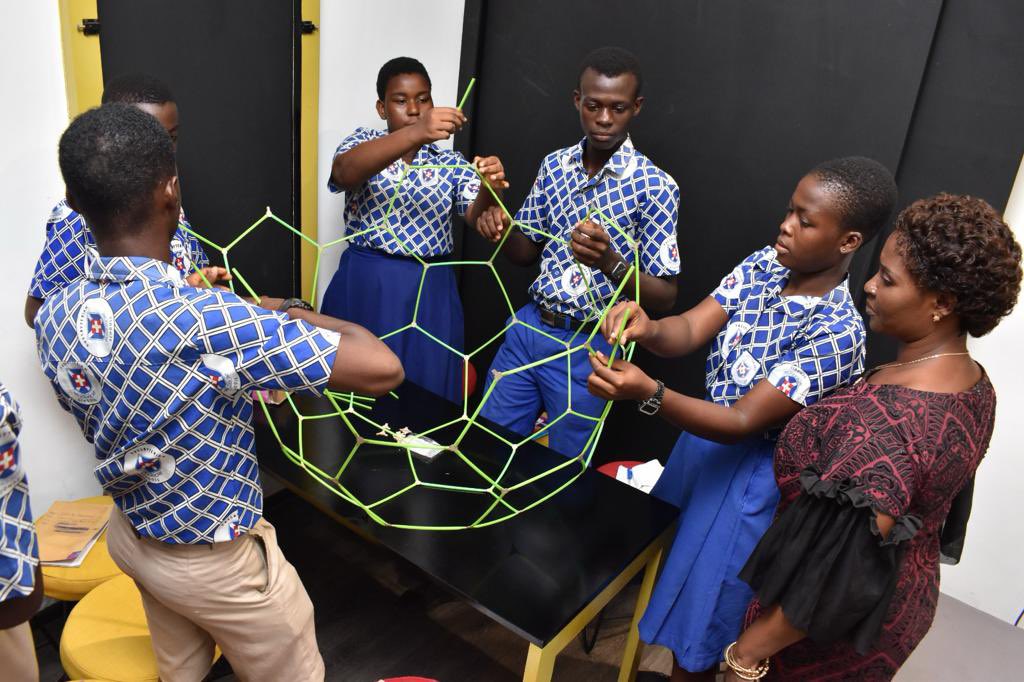 UNICEFGhana's tweet image. Science is best learned when practised. Yet, many schools don&apos;t have science labs.

@UNICEFStartups alumnus, @Dext_Tech, is helping children to use #ScienceSet to practically learn and solve science problems.

60,000 children from 300 schools have benefited from this initiative.