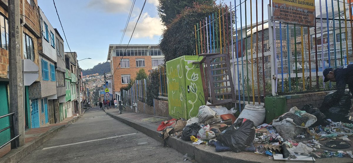 milliangva's tweet image. Nuevamente las esquinas del Colegio Estanislao Zuleta en Usme, se convierte en un basurero. Es necesario que @Promoambiental_ realice campañas de sensibilización con la comunidad. @Uaesp @UsmeAlcaldia
@Educacionbogota  #ProgramaEco