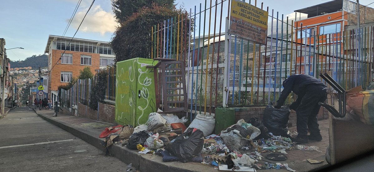 milliangva's tweet image. Nuevamente las esquinas del Colegio Estanislao Zuleta en Usme, se convierte en un basurero. Es necesario que @Promoambiental_ realice campañas de sensibilización con la comunidad. @Uaesp @UsmeAlcaldia
@Educacionbogota  #ProgramaEco