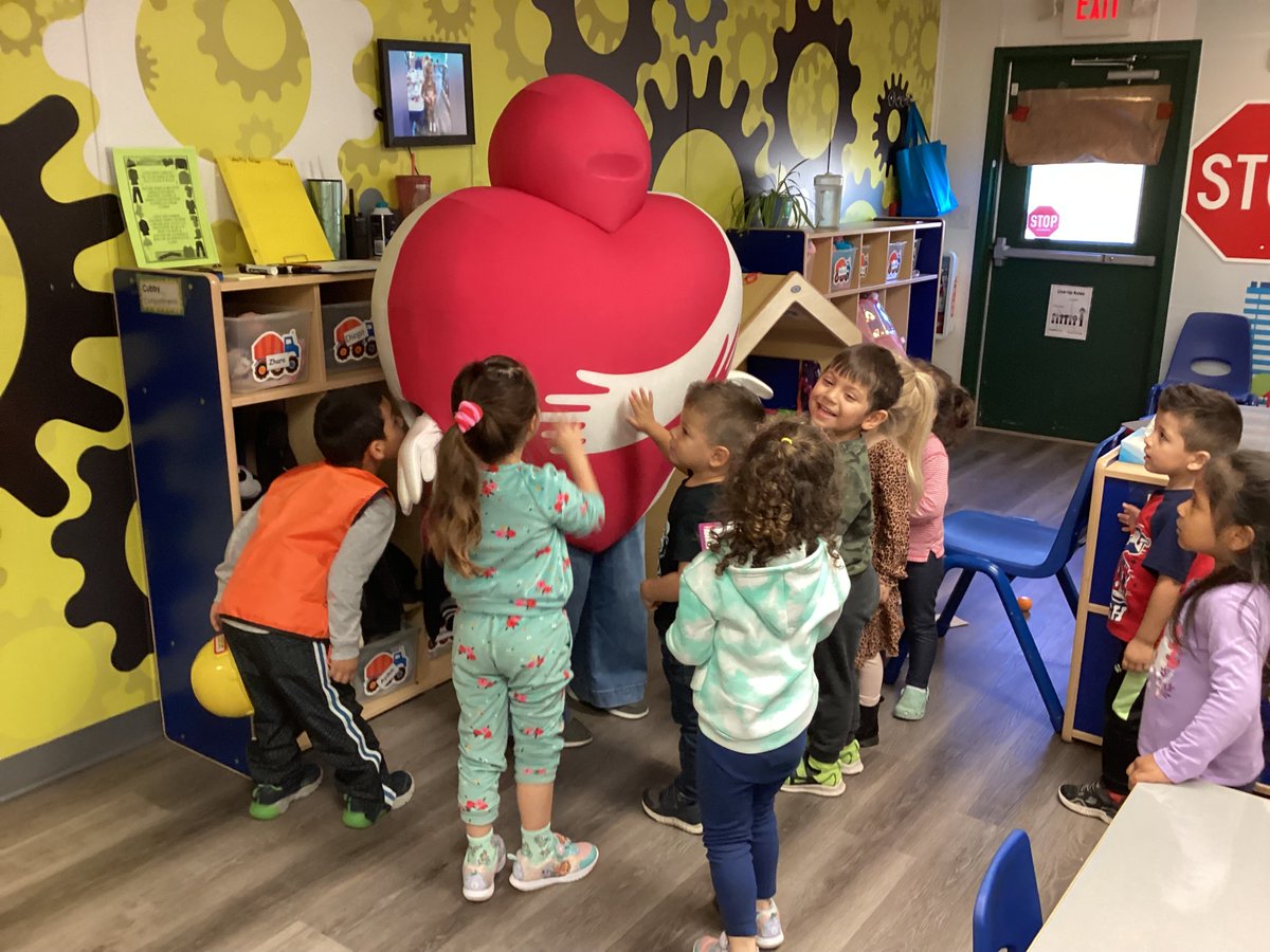 CornerstoneCAA's tweet image. The famous #HuggyHeart stopped by our #HeadStart Center on Mulberry in #DecaturTX.  There was an epic #GroupHug moments later. @HeadStartgov