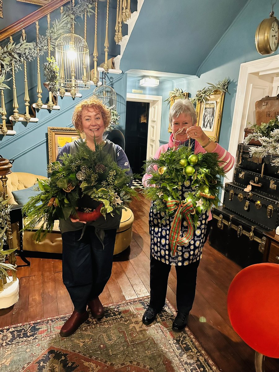 LaRadarina's tweet photo. It’s becoming an annual jaunt with my friend Anne. Rather pleased with this year’s wreath, especially in situ! #FestiveWreathMaking #WellingtonHouse #Creative #GreenFingers #Friendship https://t.co/VWcTQlRLqe