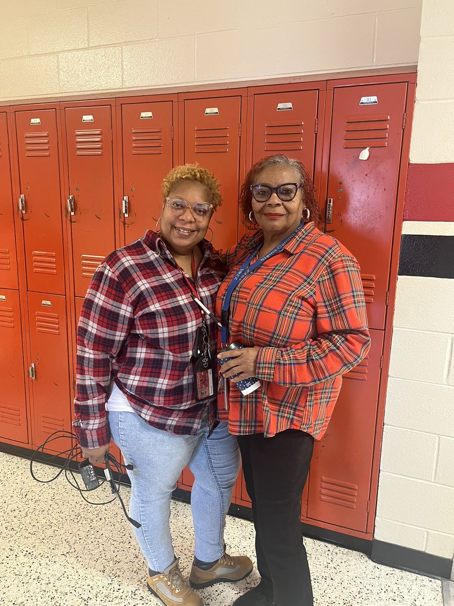 qspencer1085's tweet photo. As we near the holiday break, our team is ready to spread some holiday cheer! Today was flannel/plaid dayβ¦. needless to say, our staff was ALL smiles.
#countdowntobreak #HolidayCheer @71sthighccs @Niesha_Wither https://t.co/gpXlfyY7iP
