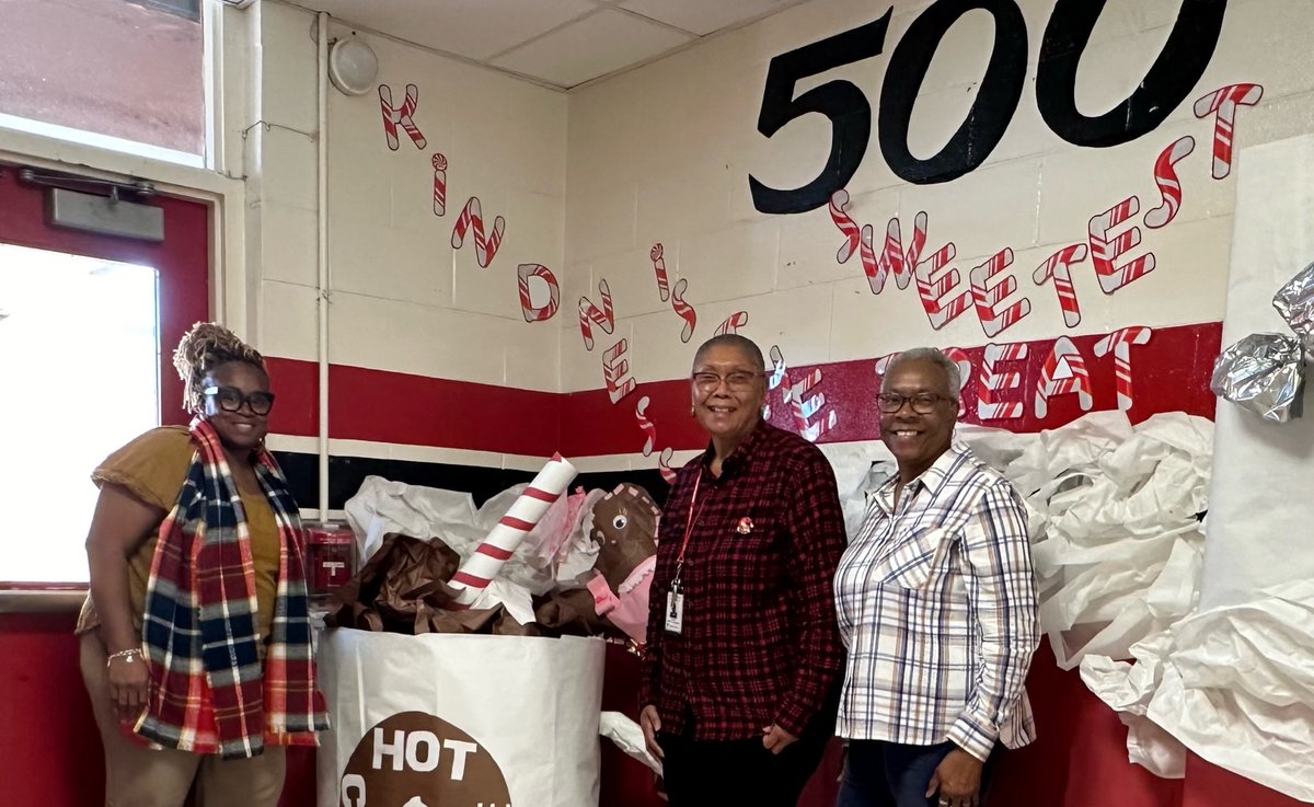 qspencer1085's tweet photo. As we near the holiday break, our team is ready to spread some holiday cheer! Today was flannel/plaid dayβ¦. needless to say, our staff was ALL smiles.
#countdowntobreak #HolidayCheer @71sthighccs @Niesha_Wither https://t.co/gpXlfyY7iP