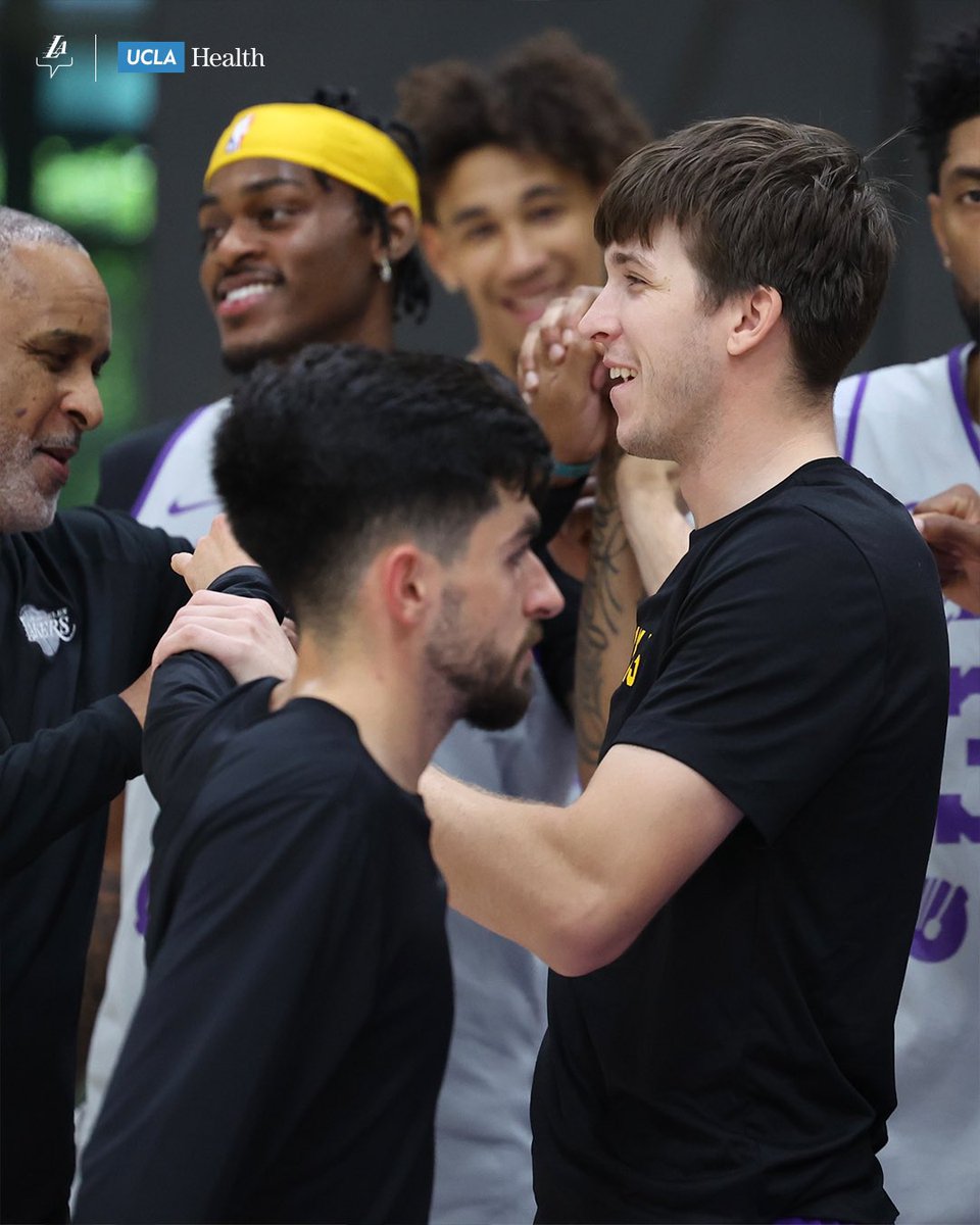Lakers's tweet photo. In the office. https://t.co/sqGLIj5xYV