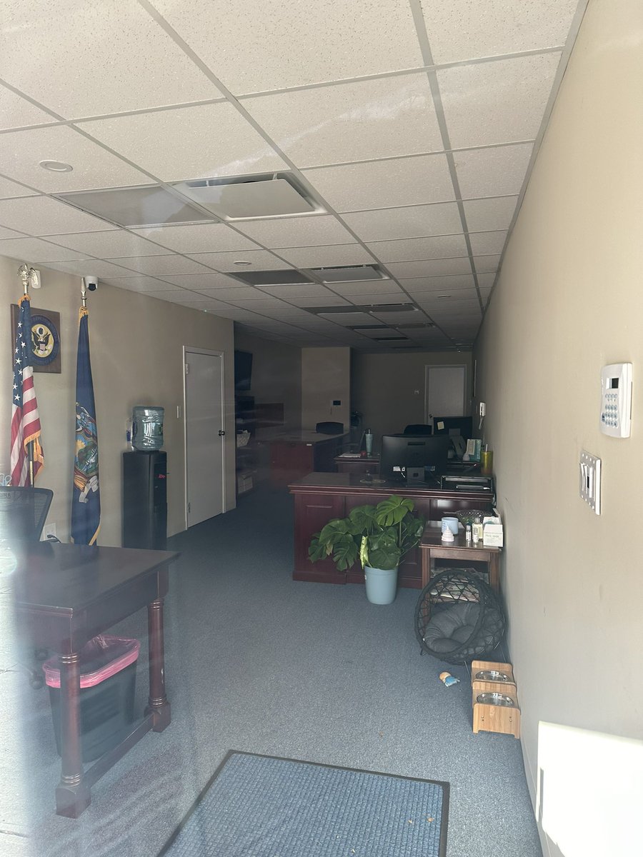 Stopped by George Santos’ district office in Douglaston this afternoon after attending an event nearby. It definitely looked closed — no one was inside and the lights were off.