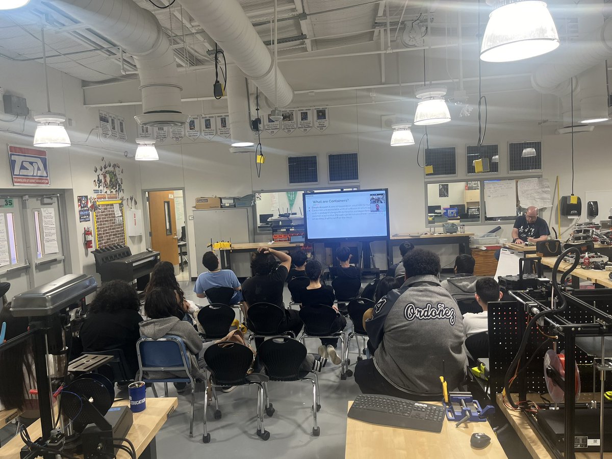 Phillipmhunt's tweet photo. Thanks to Nathan M from @CAE_Inc for speaking to @NimitzVikings about the when, where and why you use Containers in coding. #NationalComputerScienceWeek @IrvingISD @iisdCTE @WeirdScience67 https://t.co/2GJJ5B7Kni