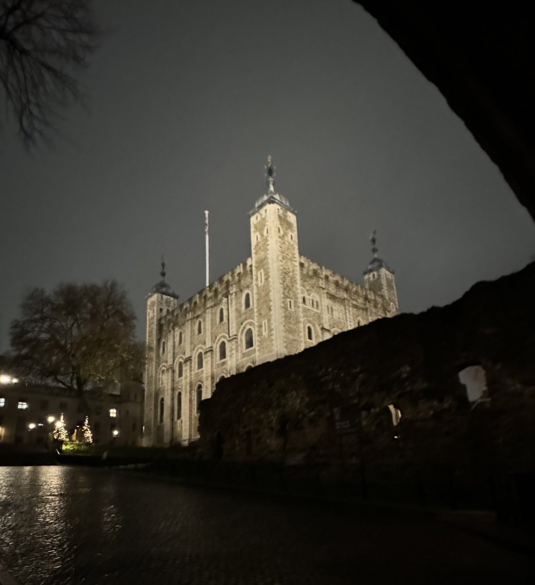 TheRoyalExpert's tweet photo. The Tower, after hours. 

Lovely to catch up with some familiar faces tonight, and meet some new ones too, thanks to the wonderful hosts at @HRP_PressOffice. https://t.co/debQzTEG8J