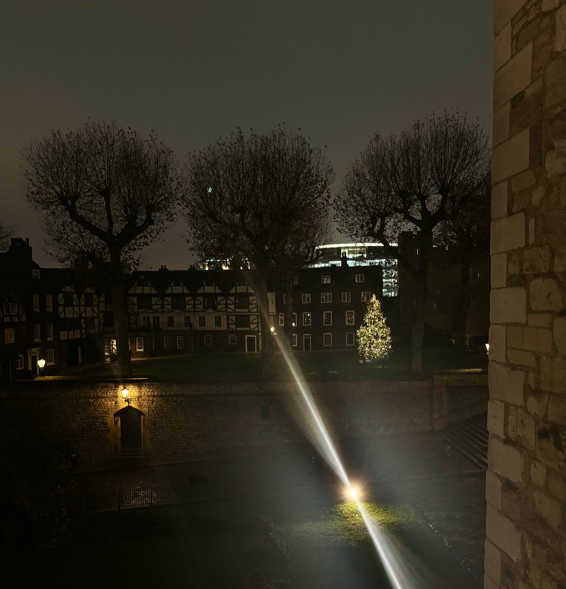 TheRoyalExpert's tweet photo. The Tower, after hours. 

Lovely to catch up with some familiar faces tonight, and meet some new ones too, thanks to the wonderful hosts at @HRP_PressOffice. https://t.co/debQzTEG8J