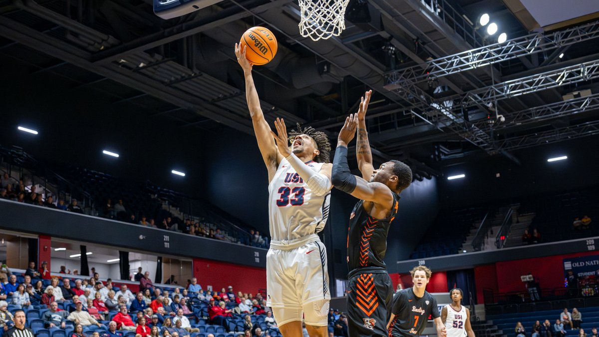 USIAthletics's tweet photo. 𝗦𝗮𝘁𝘂𝗿𝗱𝗮𝘆 𝗦𝗻𝗮𝗽𝘀𝗵𝗼𝘁𝘀🏀🦅

Saturday's @USI_Basketball game against Bowling Green came down to the final buzzer. Be sure to come back to Screaming Eagles Arena Wednesday for Hawaiian Night!

📸 Gallery: https://t.co/mkvUPTjYE1

#GoUSIEagles #OVCit https://t.co/KcHbKlNPgZ