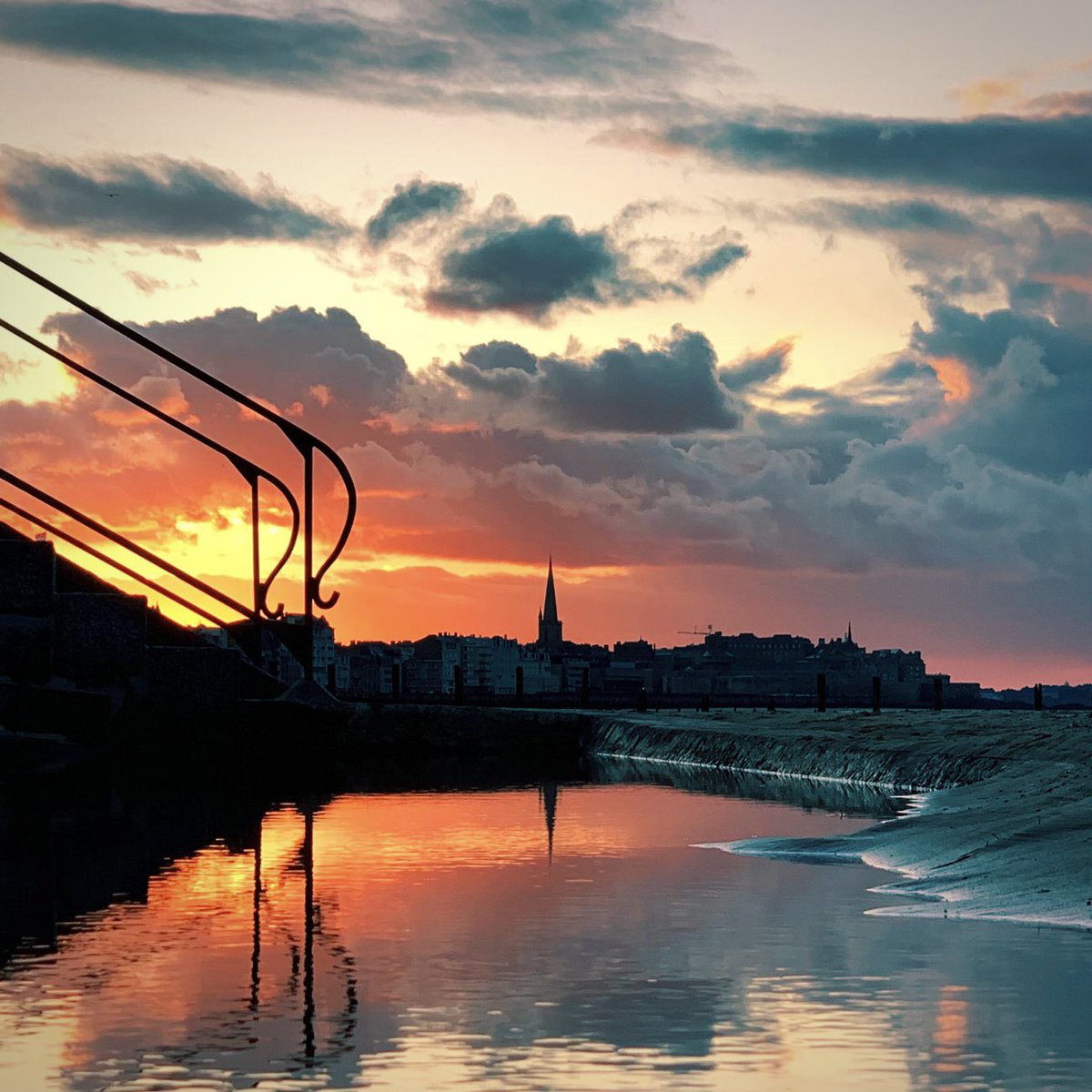 AxelFavry's tweet photo. L’embrasement.
#saintmalo #sunset #breizh https://t.co/15FP6UISJJ
