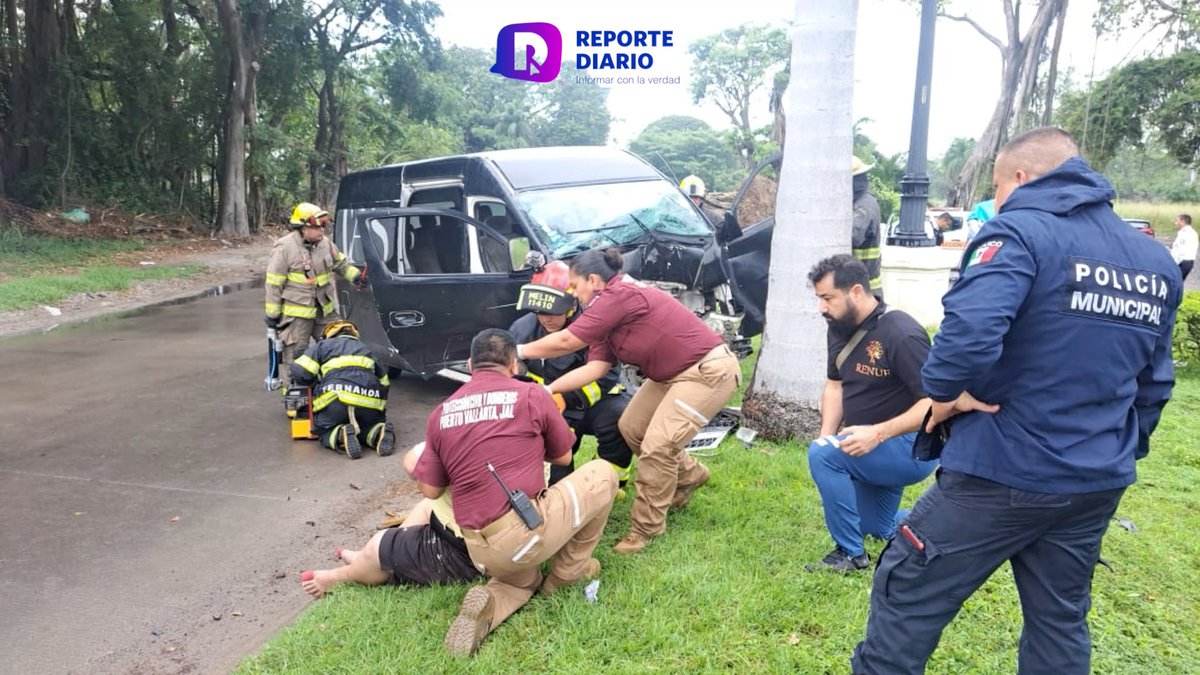 reportediariopv's tweet photo. Se estrella camioneta de Luccas.
Queda una mujer prensada y está siendo rescatada por equipos de Bomberos y Protección Civil.
Leer nota: https://t.co/8FwnhGuY2f
Redacción: César Langarica
#Reporte #Hoy #Accidente #Camioneta #Luccas #Fluvial https://t.co/mRtT4ErPKw