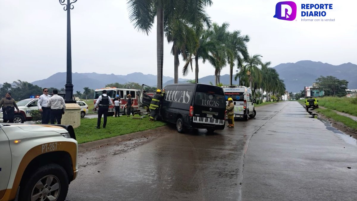 reportediariopv's tweet photo. Se estrella camioneta de Luccas.
Queda una mujer prensada y está siendo rescatada por equipos de Bomberos y Protección Civil.
Leer nota: https://t.co/8FwnhGuY2f
Redacción: César Langarica
#Reporte #Hoy #Accidente #Camioneta #Luccas #Fluvial https://t.co/mRtT4ErPKw