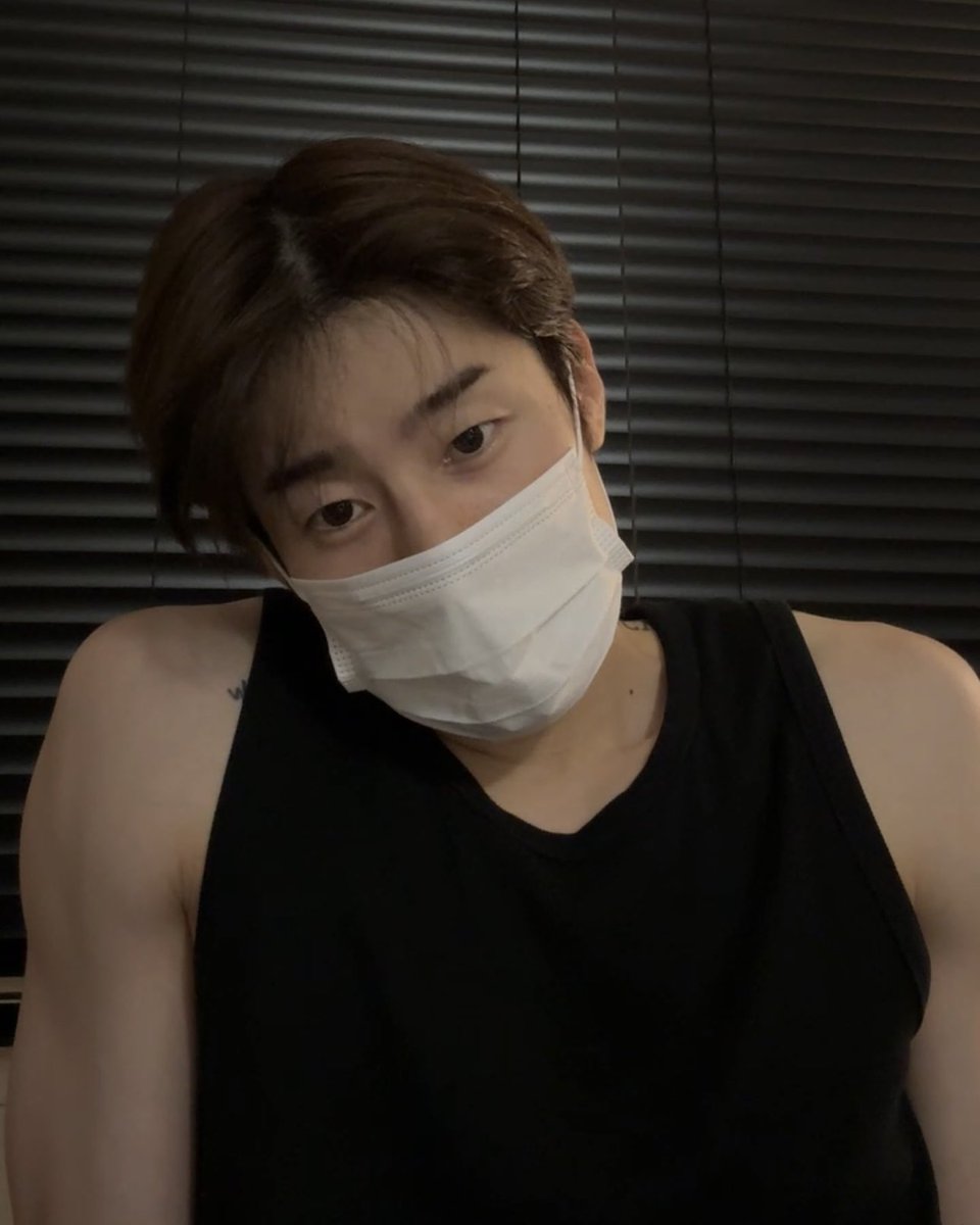 swoovely's tweet photo. after a workout… seungwoo is so fine 🫠 https://t.co/uOZZN1N35J