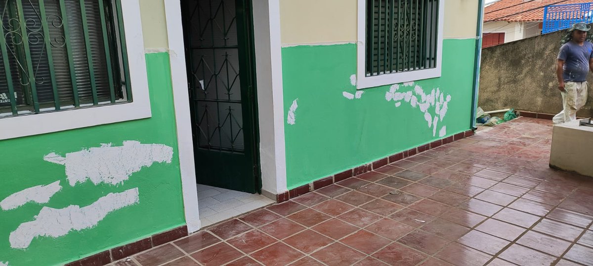 Hoje a pintura caminhou um pouco. Amanhã terminamos a área externa e começamos a pintar a sala de entrada. Colabore com a nossa reforma em  vaquinha.lhc.net.br ou pix de qualquer valor para batman@lhc.net.br