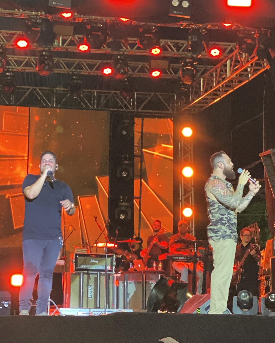 filliperodollfo's tweet photo. Depois de 8 anos reencontro @jorgeemateus. Lá em 2014, foi meu primeiro show simplesmente inesquecível. Em 2015 também. E agora, depois de tanto tempo, em 2023, estou eu aqui de novo. PRA FICAR MARCADO! ☀️🌇🌃🥹🍻❤️🫶🏼 

Caruaru-PE, 
03/12/2023

#ArenaSunset #JorgeeMateus https://t.co/LGphTAi7GU