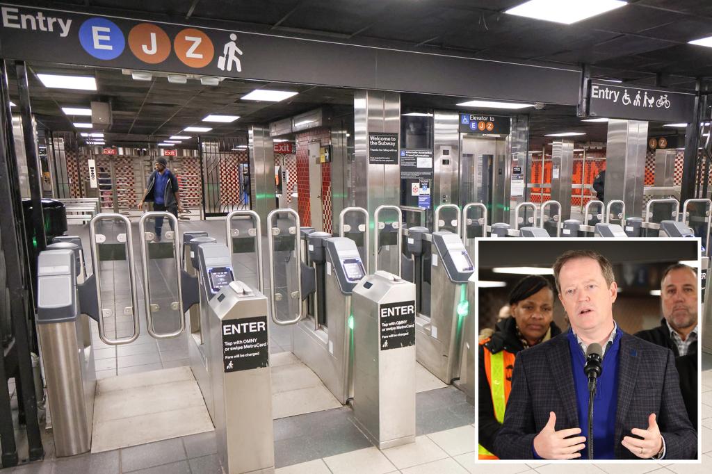 nypmetro's tweet image. MTA rolls out first test of new jump-resistant subway fare gates in Queens trib.al/mUnWtLq