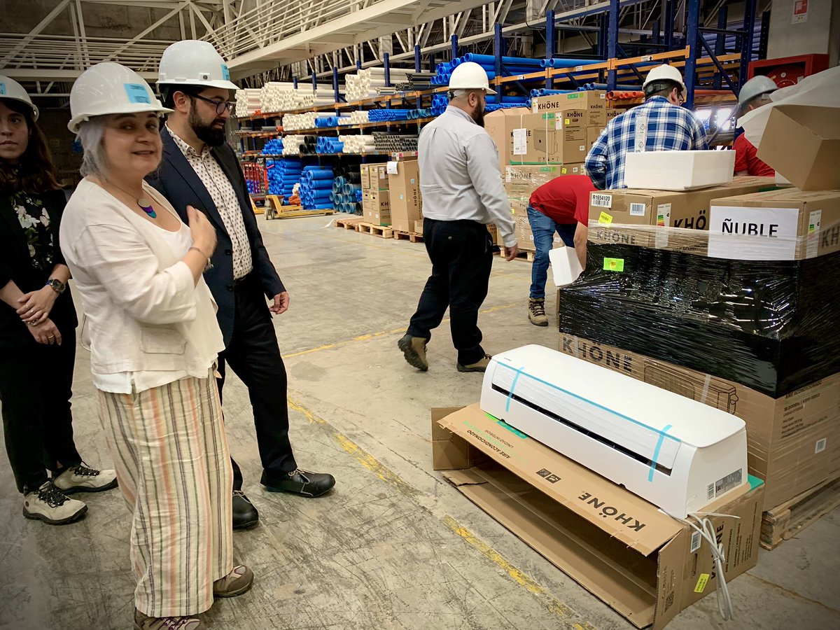 MMAChile's tweet photo. 🎉 ¡Avanzamos hacia un aire más limpio! 

El ministro(s) @max_proano encabezó la recepción de 1.859 aires acondicionados destinados al programa de #RecambiodeCalefactores que busca mejorar la calidad de vida de las personas💚🏠 https://t.co/m1IJs1IEnj
