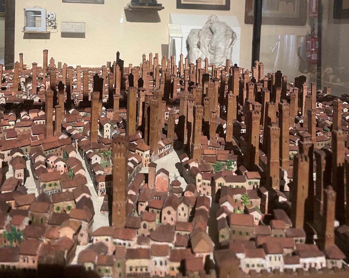 DanielGonzaloDG's tweet photo. Al ver la noticia sobre el posible derrumbe de la famosa torre inclinada de Bolonia me acordé de la maqueta que custodian en el Museo civico medievale.

Así era Bolonia durante la Edad Media, un auténtico horror vacui de torres. https://t.co/0AjtjNRe6P