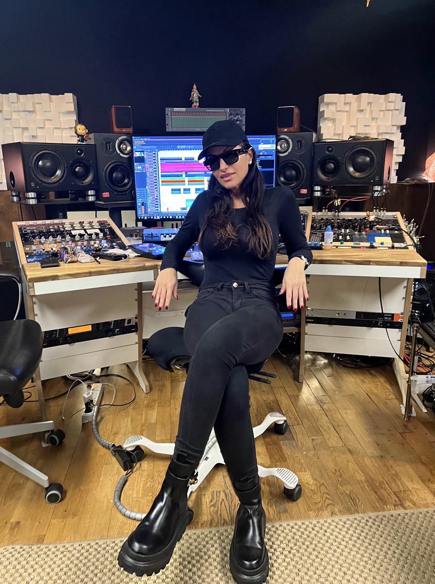 Happy place 😎🎶🎵🎙️🙌🏻🌟💖❤️❤️‍🔥🖤♾️

#iredreamer #techno #technomusic #technoproducer #djane #djproducer #ableton #technodj #abletonlive #brandambassador #technovibes #musicproducer #italian #milano #luxury #synth #technostyle #singer #model #dolcegabbana #top #wearethedreamers