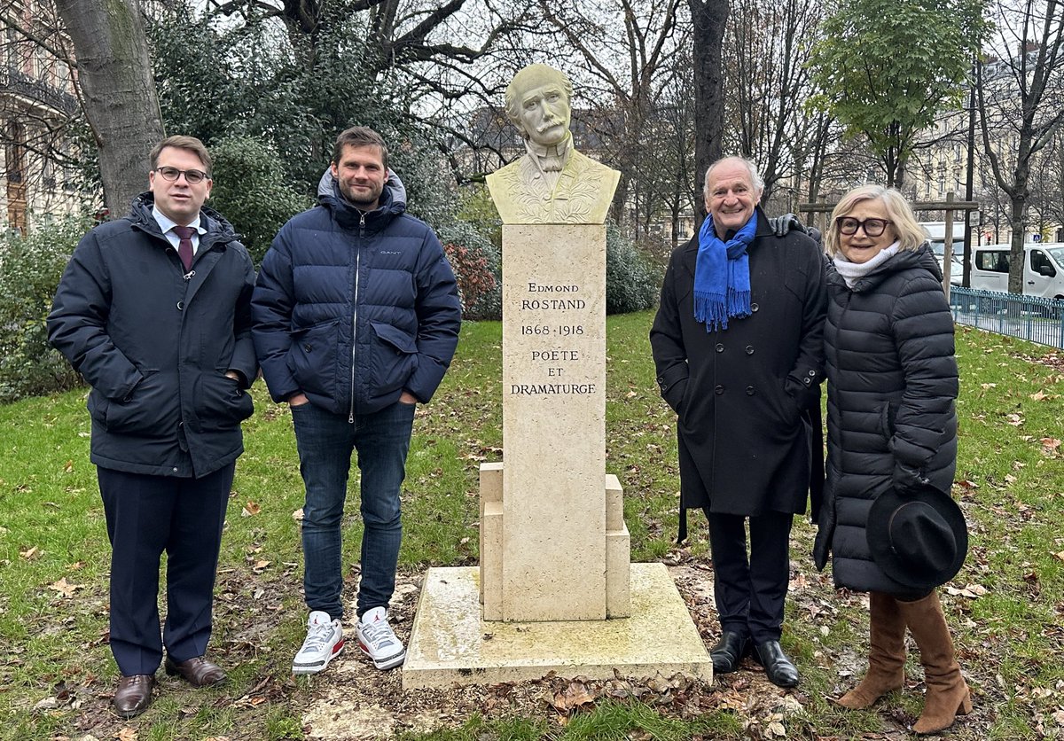 geoffroyboulard's tweet photo. #Culture Rencontre avec Alexis #Michalik dont la pièce #Edmond, tragicomédie (qui raconte la création de #Cyrano de Bergerac écrite rue Fortuny #Paris17) aux 5 Molières qui a dépassé les 1 500 représentations ! Merci Thomas Sertillanges, fondateur du Festival Edmond Rostand. https://t.co/wynohyWCZt