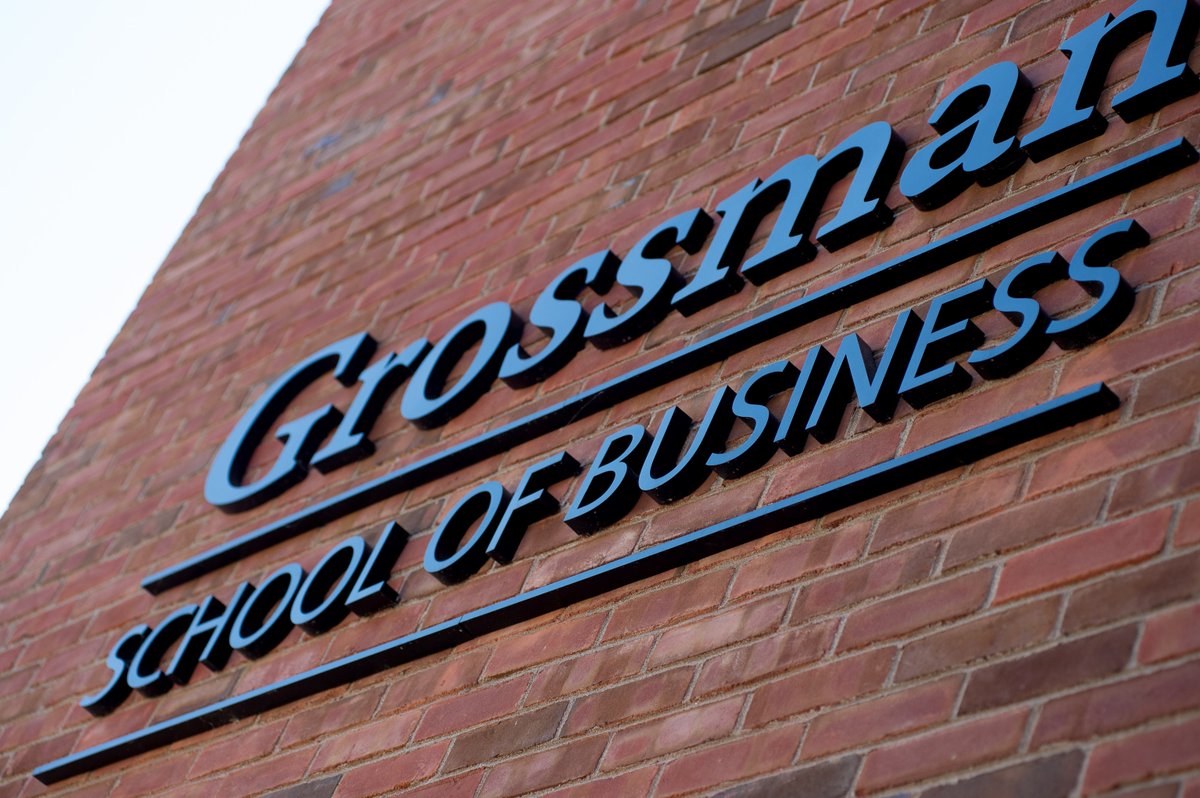 Are you an aspiring changemaker? Do you want to make a difference in the world? 🌎 Join ur next Sustainable Innovation MBA (SI-MBA) informational webinar on 12/12 from 12-1 p.m. ET. We'll answer questions about the program, curriculum &amp; more. Register ➡  go.uvm.edu/ylhmb