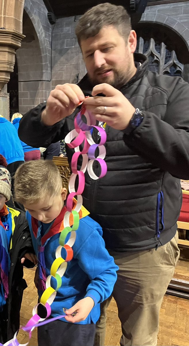 Beavers kick started our Christmas festivities tonight! By working together they made a paper chain as big as the church and <a href="/MerseysideScout/">Merseyside Scouts</a> CC Chris was there to help out too! 🎄🎄