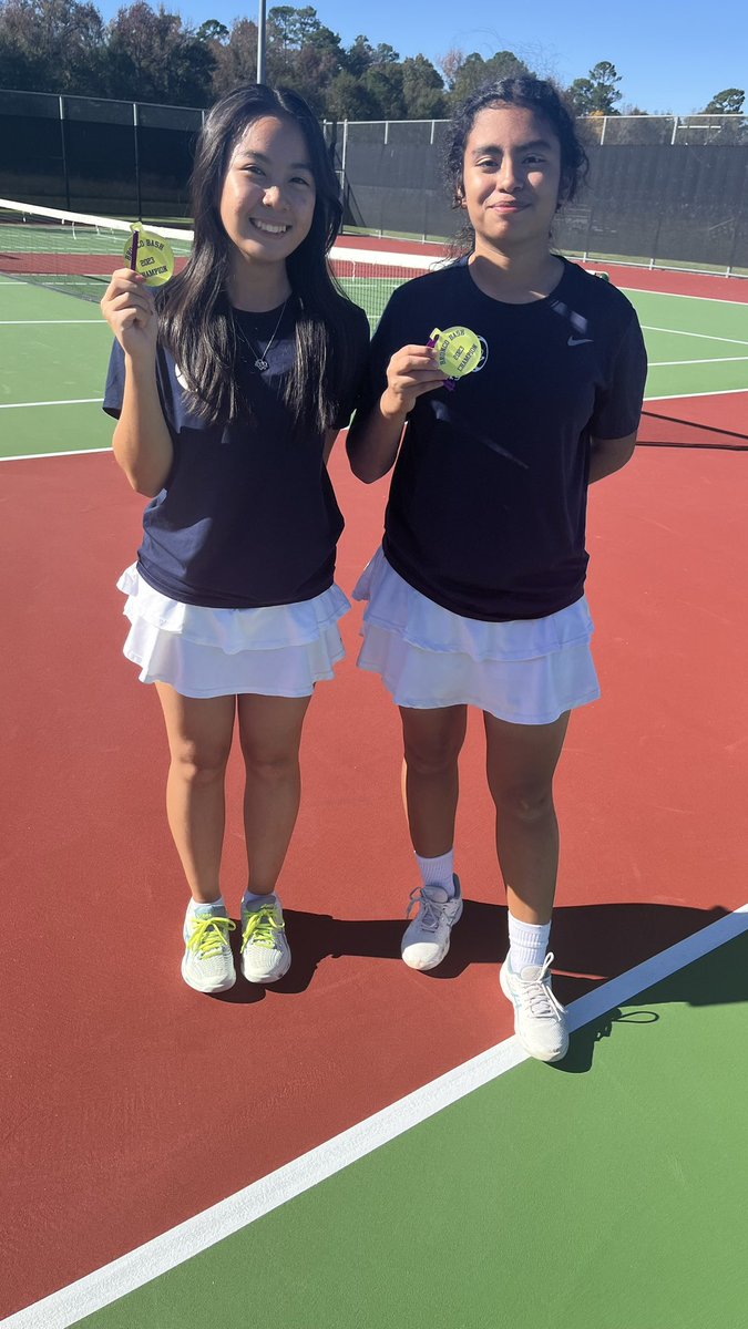 ElsikTennis's tweet photo. Gorgeous weather on the east side today! Some of our freshmen got their first tournament in at Dayton &amp; collected their first of many medals to come! Awesome job Rams! 
#aliefproud
@ElsikNGCRams https://t.co/tAEBh1vUvx