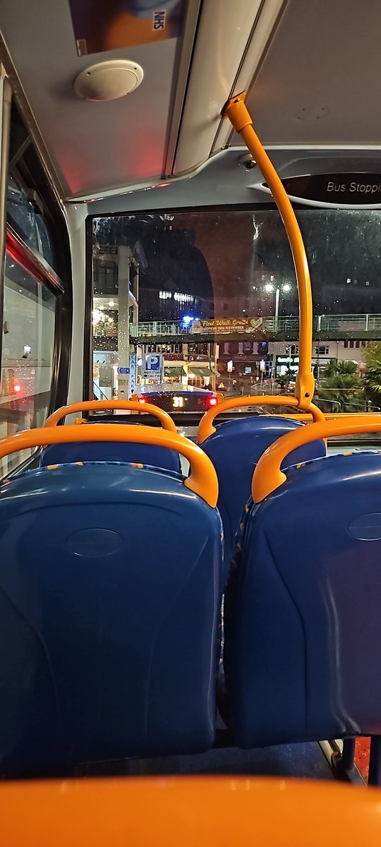 travchenko's tweet photo. Top deck, 3 people. Downstairs, four people. Plus the driver. #busstories https://t.co/mXMlrzhly5