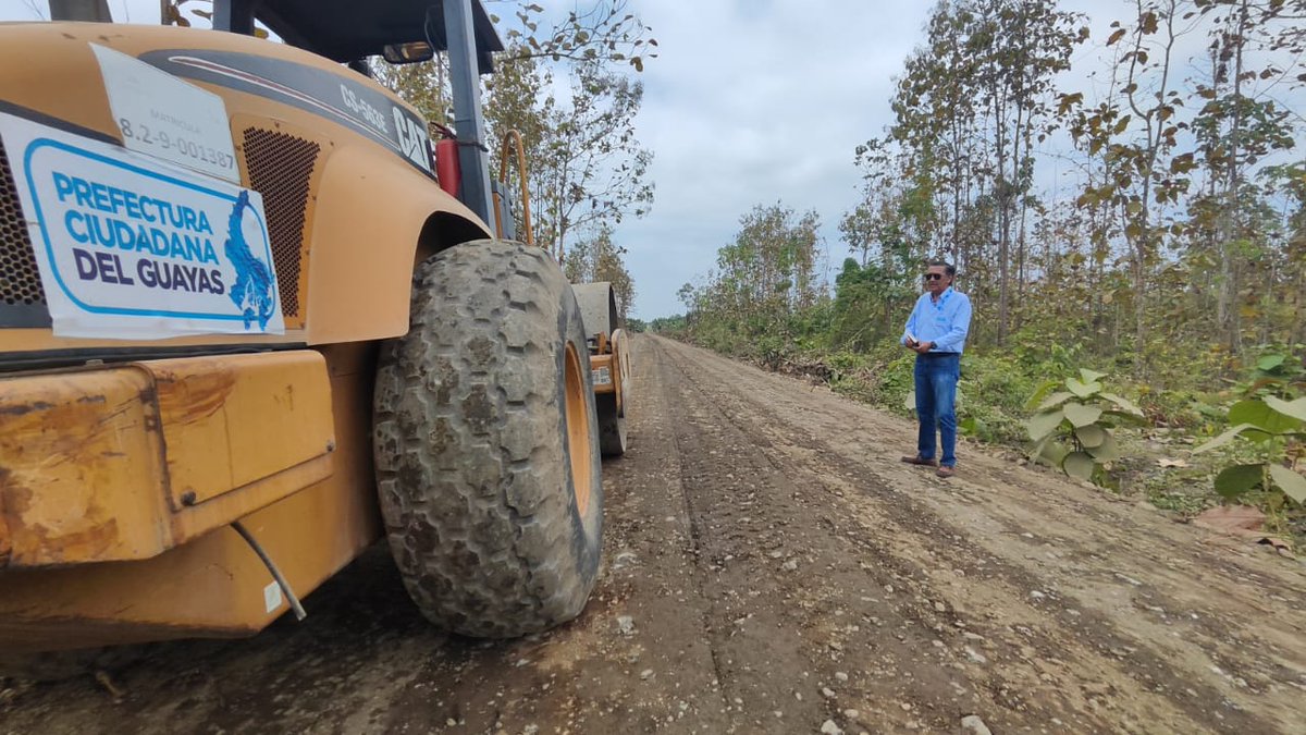 GuayasObras's tweet photo. Trabajamos en la reconformación de los 10 Km de la vía Puente Ñauza-San Francisco-Lorenzo de Garaicoa en el cantón #SimónBolívar contribuyendo con el desarrollo socio económico del sector.

#GuayasSeMueve 💪🩵 https://t.co/SXvAerwEYt