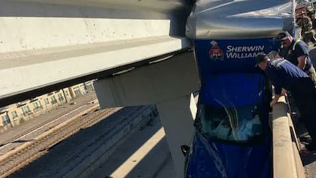 KATVNews's tweet photo. Rush hour traffic around the @CityOfDallas is stopped after a major crash involving trucks. A blue @SherwinWilliams truck ended up hanging from a bridge on northbound #Interstate35. WATCH LIVE: https://t.co/roHWd1LZJb https://t.co/kiB3iRAJwk