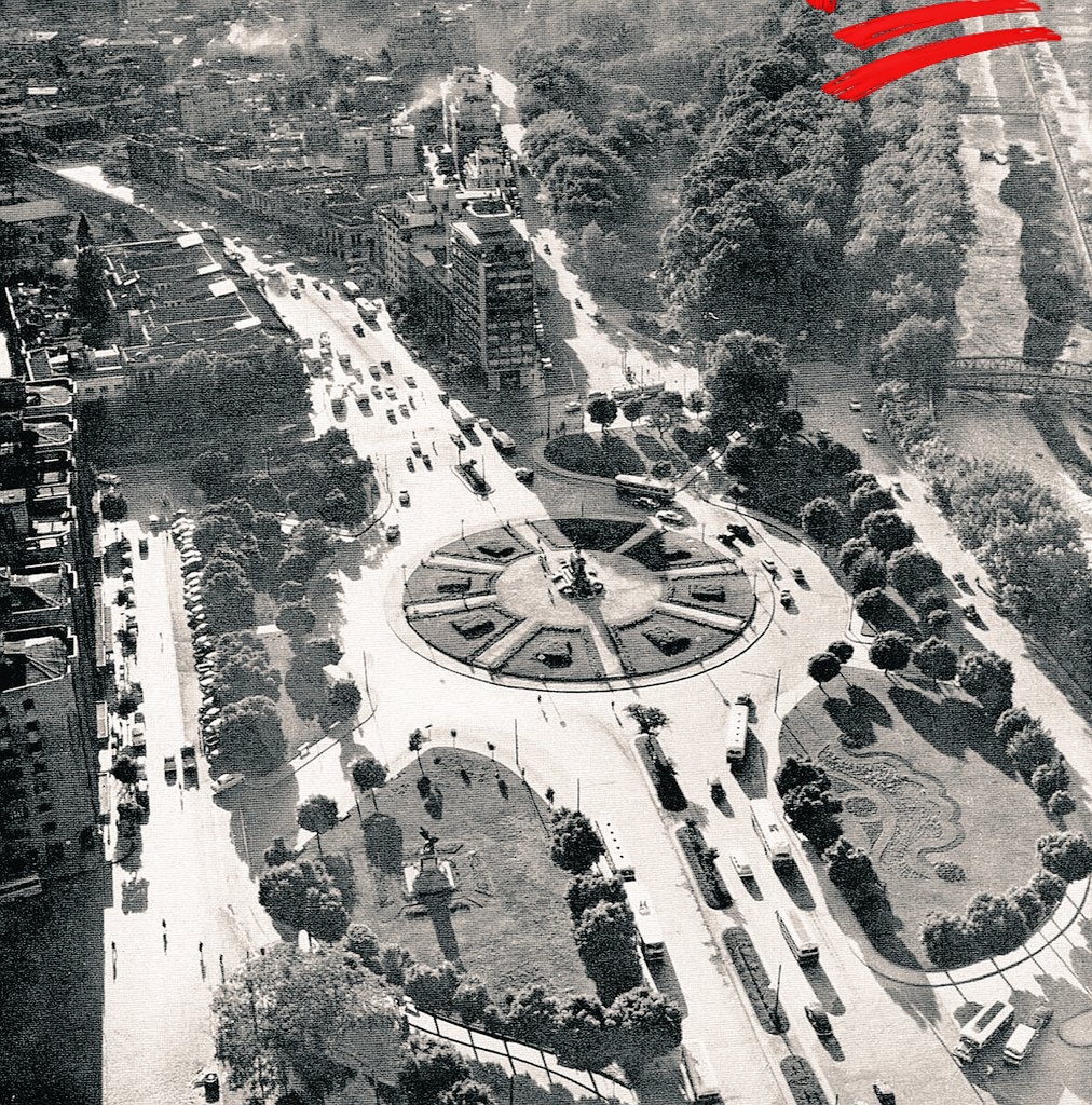 #VolverAlFuturo 
#LaUltimaDerivada 
💯La jugada maestra de @elonmusk y Cybertruck describiendo un super clase
Mercedes Porsche Audi reaccionaron proponiendo alternativas en X
📸Foto de los '60 plaza Italia 🇨🇱 Chile el paraíso y sin comunistas el Eden
#FormulaE
#LaVerdadEsUnaSola