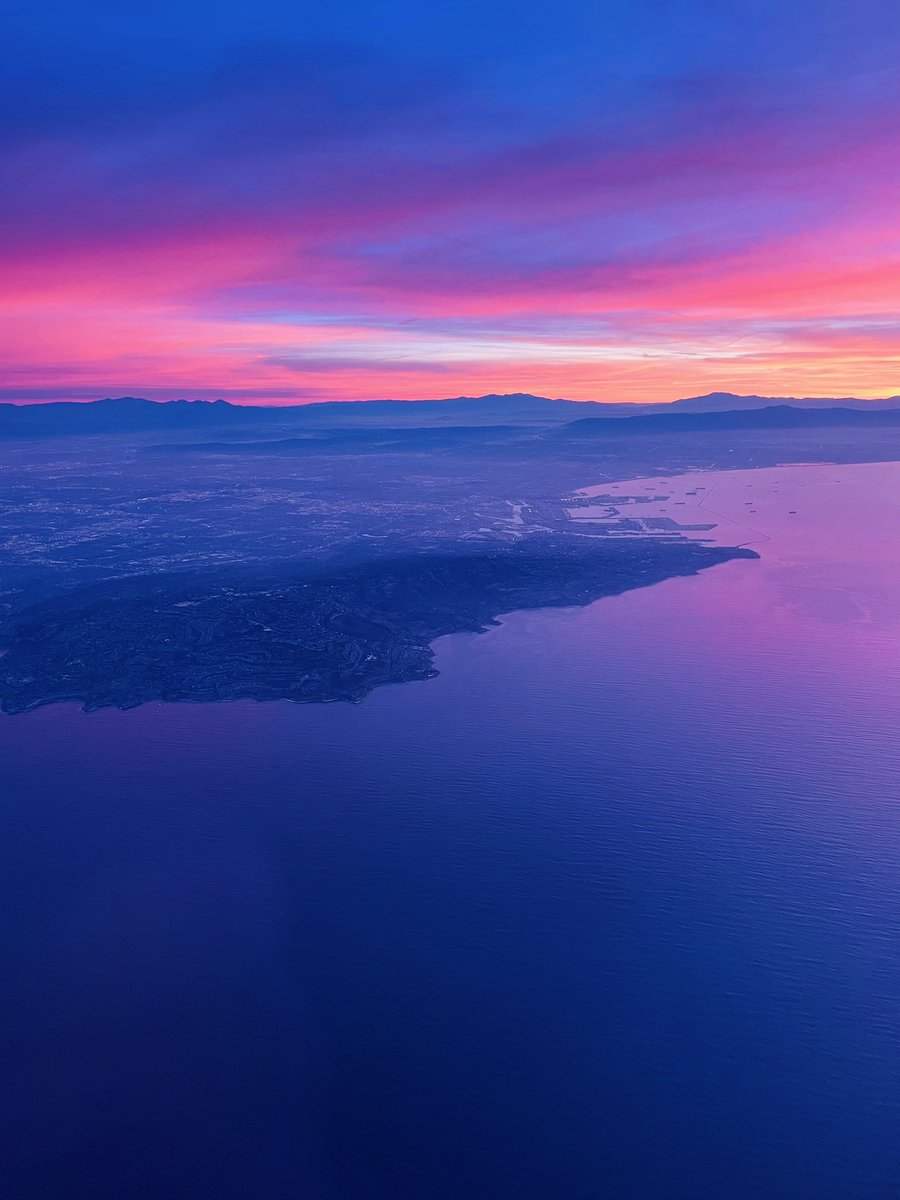 CBsecretrunner's tweet photo. Unbelievable sunrise flying out of LAX this morning. 
#California https://t.co/zIIzFWNGLW