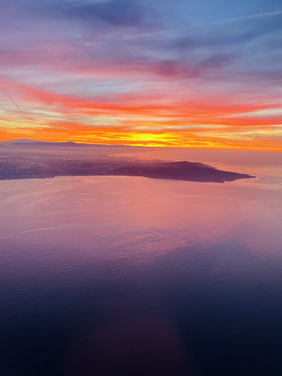 CBsecretrunner's tweet photo. Unbelievable sunrise flying out of LAX this morning. 
#California https://t.co/zIIzFWNGLW