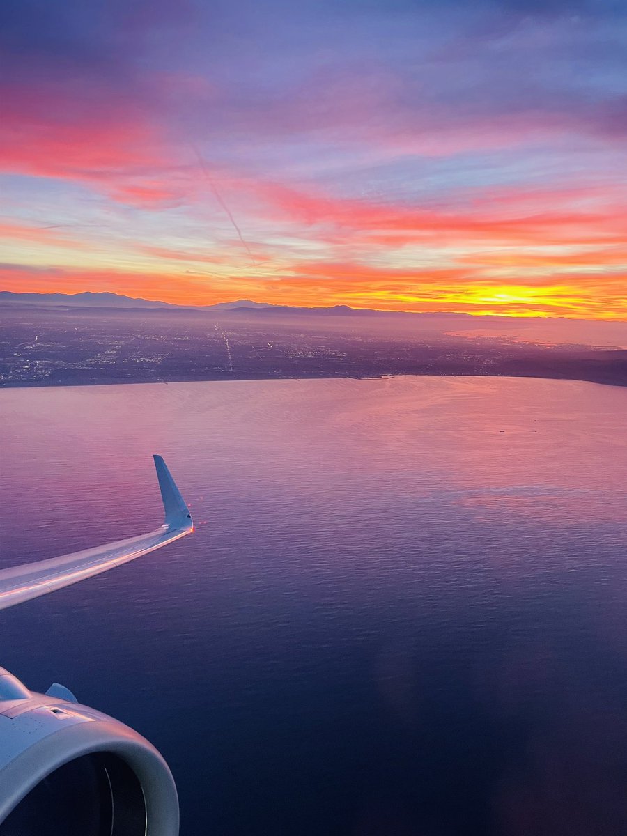 CBsecretrunner's tweet photo. Unbelievable sunrise flying out of LAX this morning. 
#California https://t.co/zIIzFWNGLW