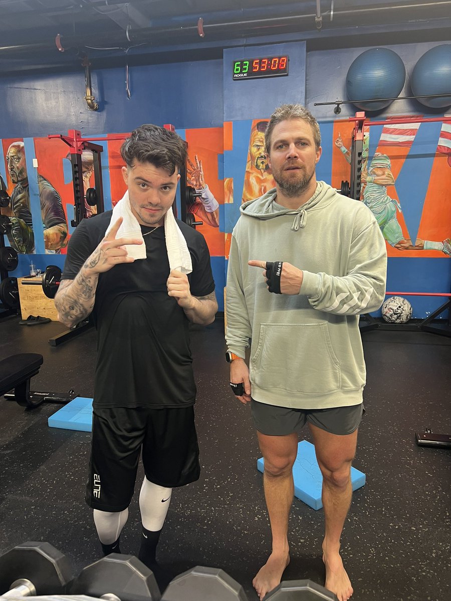 FaZeAdapt's tweet photo. So cool, I was telling @StephenAmell how me and my mom loved watching Arrow growing up and that she didn’t believe that we workout together, he asked me for her name and took this vid off my phone for her. THE MF GREEN ARROW. 🐐 https://t.co/eSpQdvsAe9