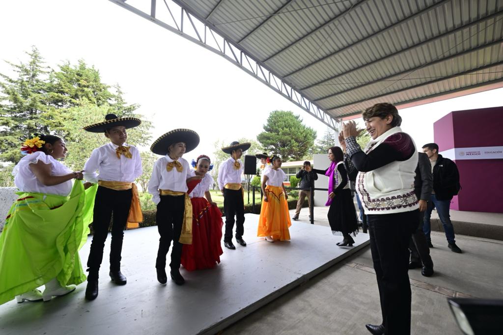edomexinforma_'s tweet photo. Gobernadora @delfinagomeza entrega infraestructura educativa por 4.9 millones de pesos en el Día Internacional de Personas con Discapacidad

⚪La educación inclusiva será un pilar fundamental de la transformación de la entidad.

Más detalles: https://t.co/BvrzNwQjtA https://t.co/yXuE20K2XY