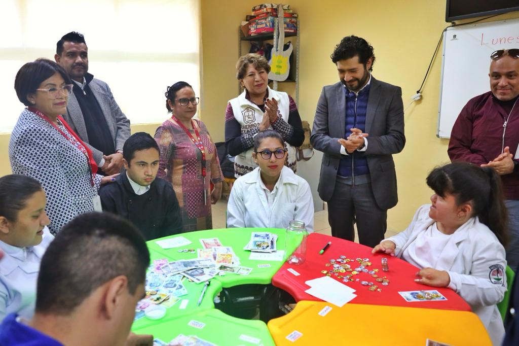 edomexinforma_'s tweet photo. Gobernadora @delfinagomeza entrega infraestructura educativa por 4.9 millones de pesos en el Día Internacional de Personas con Discapacidad

⚪La educación inclusiva será un pilar fundamental de la transformación de la entidad.

Más detalles: https://t.co/BvrzNwQjtA https://t.co/yXuE20K2XY