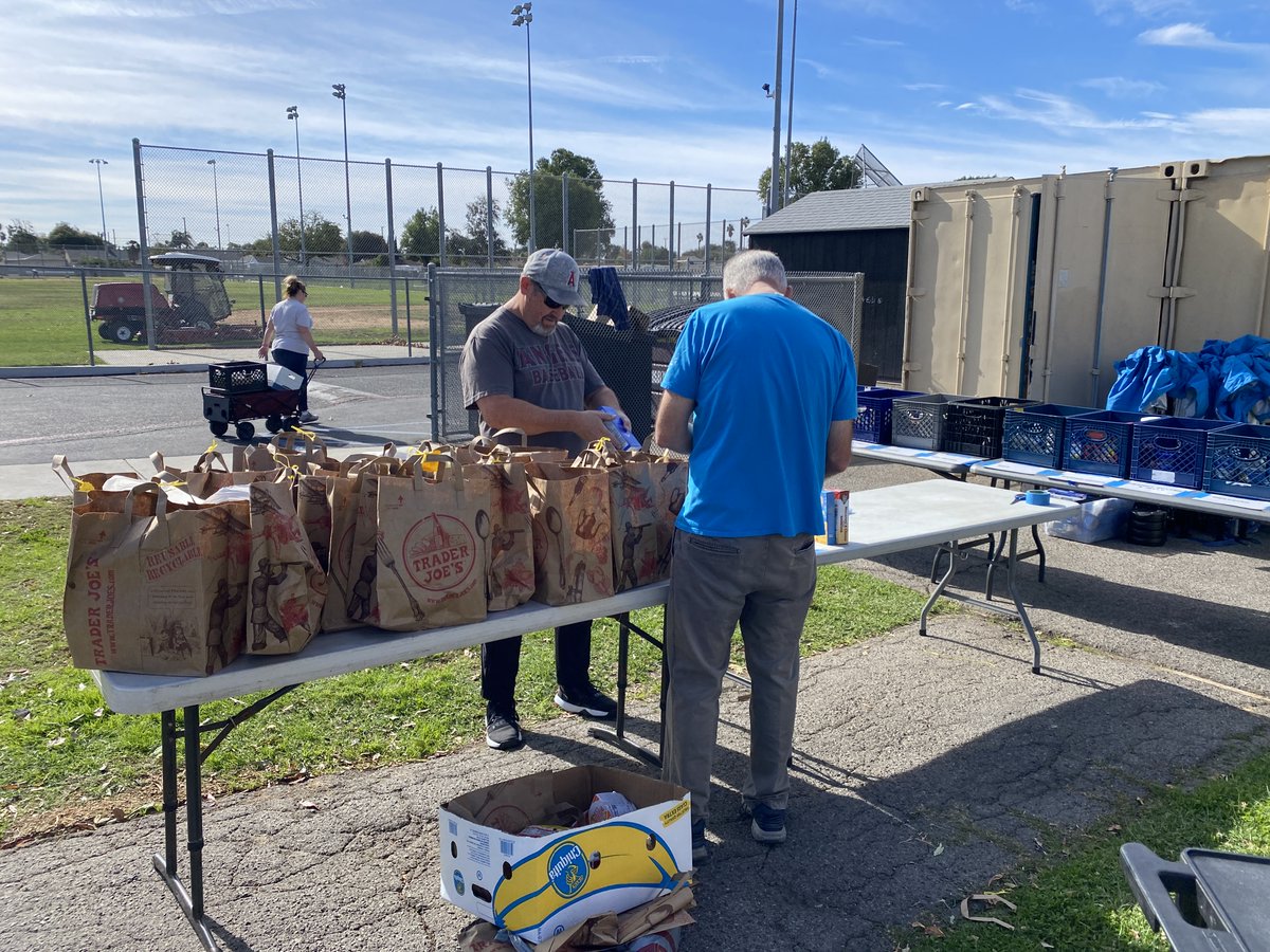 Pathways_ofHope's tweet photo. Our annual Holiday Community Program has officially begun &amp; we could not do it without the hard work, passion &amp; joy that our volunteers bring to it. Want to join this incredible team of volunteers &amp; make a lasting impact in your community? Click below:

https://t.co/NbNGbQubT2 https://t.co/GjoZmtOP9o