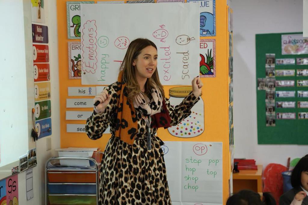 OldBromsgrovian's tweet photo. Miss Smith was very proud to read about OB Emily Halfpenny and seeing her in action reading ‘The Snowman’ and teaching at a bilingual school in Beijing. Emily was at Bromsgrove from 2001-2009. #BromsAlumni #BromsModLang #BromsgrovianCommunity #OldBromsgrovians https://t.co/PETBndLMxF