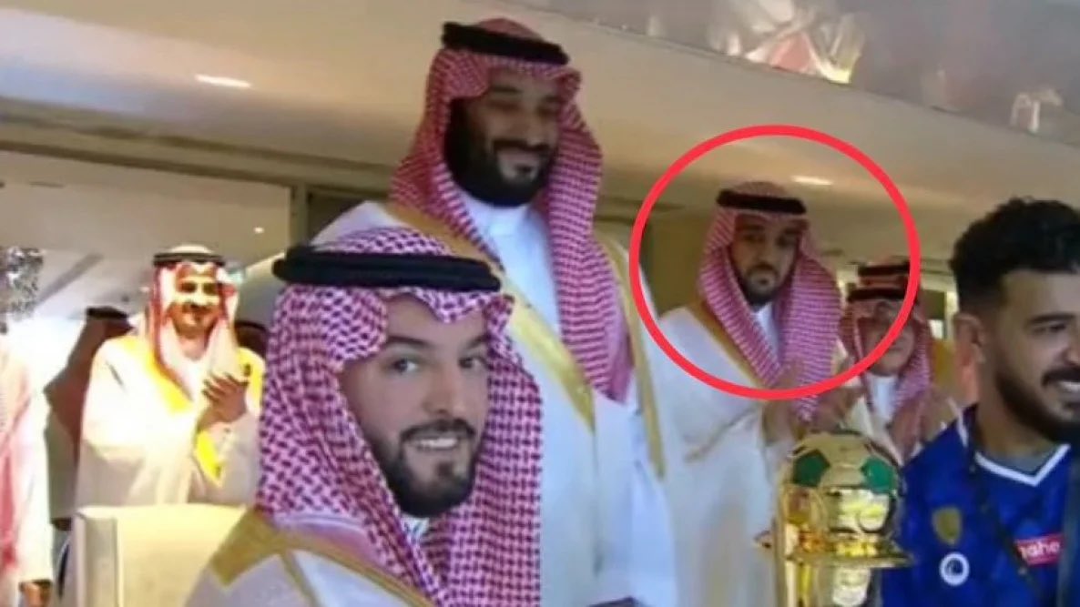AbdullahAlMoji1's tweet photo. @altnhat_r @alenaz1_1 ياخي اشك فيكم عقل يعني شفت هلالي يقول ليش وزير الرياضة مكشر هنا 😂😂😂 بس استمروا على فكر القواطي هذا https://t.co/HCjftti8kO