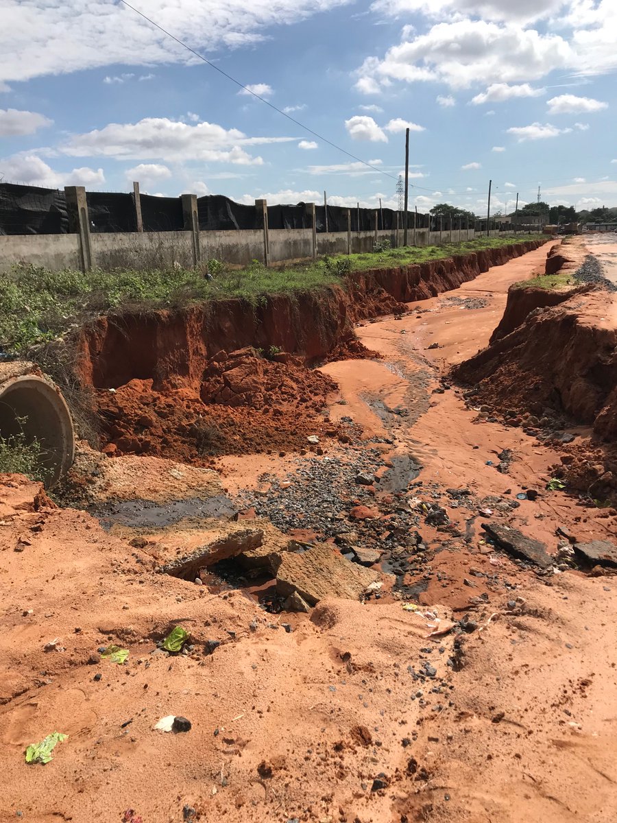GilsonMillzz's tweet photo. Quais as formas mais simples e eficazes para resolução dos problemas de ravinas…? 

Credito da foto : @GilsonMillzz 
#engenhariacivil #ravinas #vaçarouca #Engineering #Engineer https://t.co/rUgognidr1