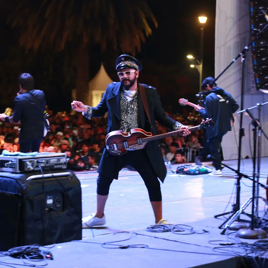 comisaurio's tweet photo. ⚡¡Gracias Jóvenes!⚡
Por acompañarnos y cantar con nosotros en el Monumento a la Revolución, los queremos mucho; nos vemos pronto...

📸@naferhuitzil
@danielgalindoe

#ComisarioPantera #Comisaurio #InstintoFelino #Piojo #MarkinhozBrown #DarioVital #RogerDavila https://t.co/uZVF41pZ33