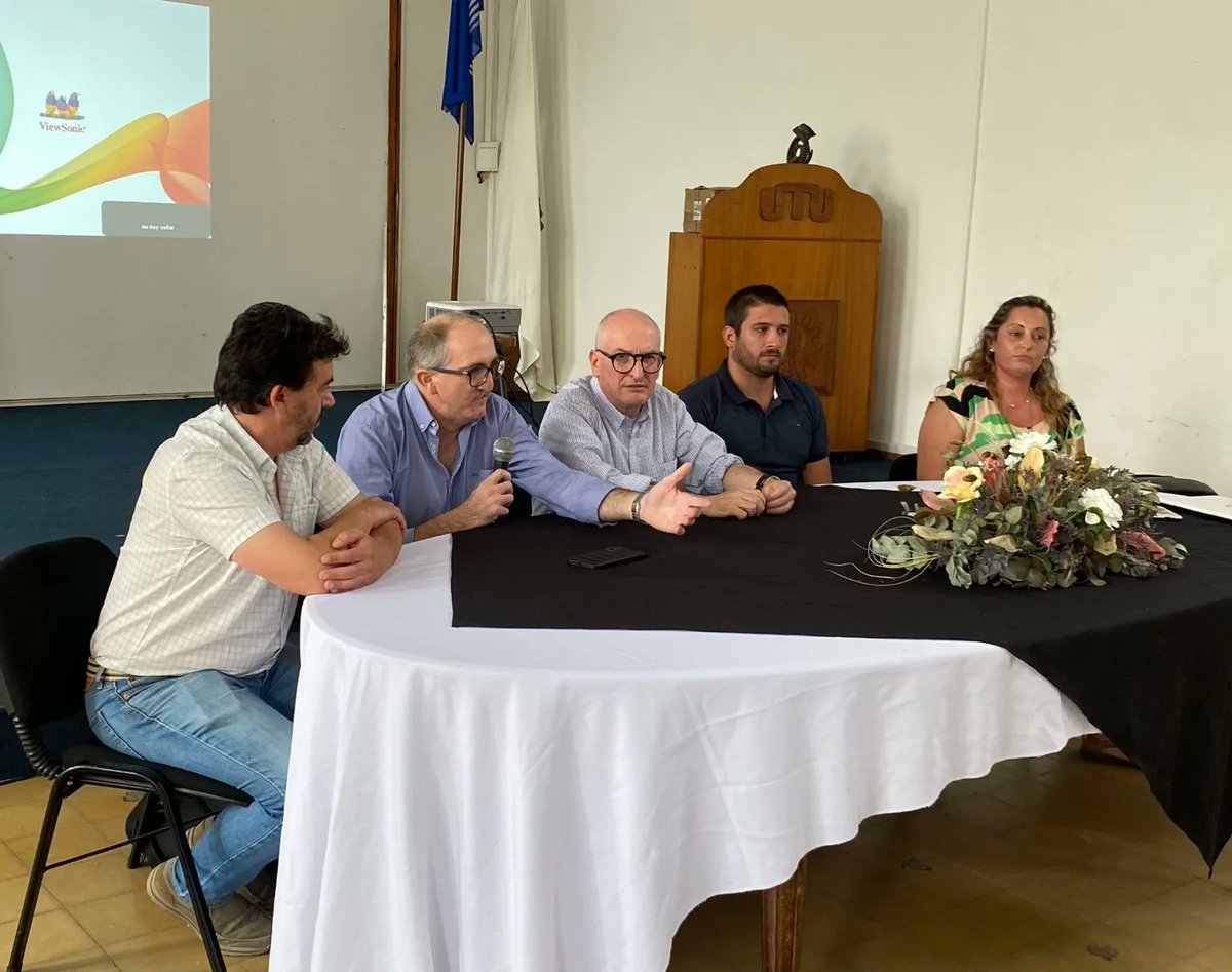 juananmac's tweet photo. Entrega de diplomas de cursos Multioficios, convenio MIDES-DICAS-UTU. 
Una valiosa herramienta de capacitación para población Mides, que cuenta potencialmente, con una rápida salida laboral, pero sobre todo dignifica a la persona y la impulsa a creer en sí misma 💪💪 https://t.co/rpJW8dAtc0